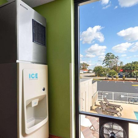 Super 8 By Wyndham Myrtle Beach/Market Common Area Exterior photo