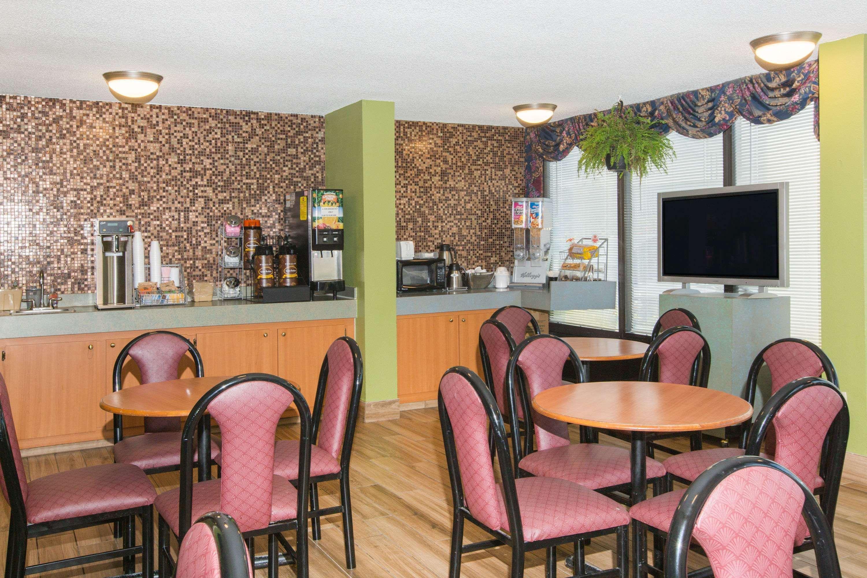 Super 8 By Wyndham Myrtle Beach/Market Common Area Exterior photo