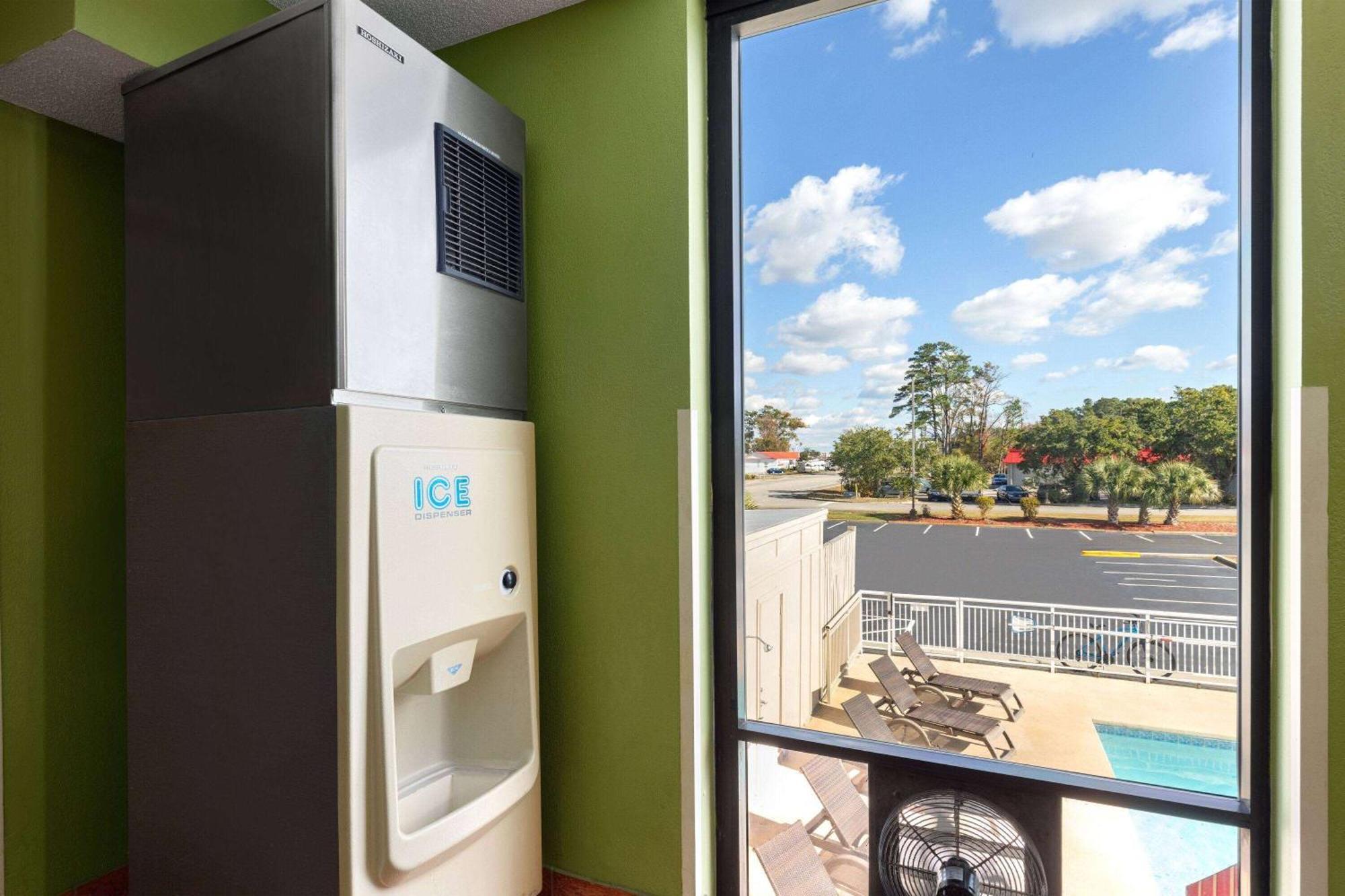 Super 8 By Wyndham Myrtle Beach/Market Common Area Exterior photo